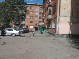 Жильцы новокузнецких многоэтажек забаррикадировали двор