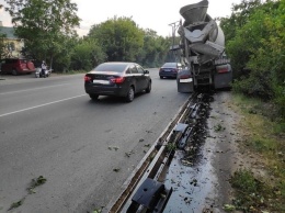 Отказали тормоза: В Симферополе бетономешалка смяла десятки метров ограждения, - ФОТО, ВИДЕО