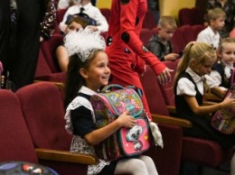 Более трех тысяч детей в Приамурье получат «губернаторские портфели»
