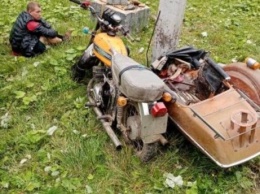 Катающий детей пьяный мотоциклист врезался в столб в Свердловской области