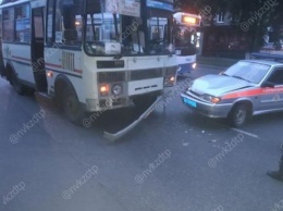 Автомобиль с символикой Росгвардии врезался в автобус в Новокузнецке: пострадала женщина