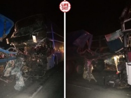 Пассажирский автобус и "КамАЗ" столкнулись в Калмыкии: есть жертвы