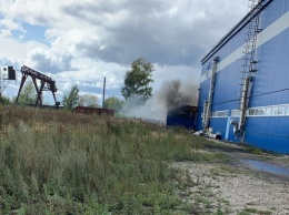 Пожар возник у торгового центра в Кузбассе