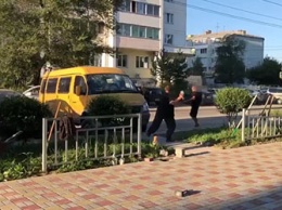 Два пьяных мужчины в Благовещенске кидались тротуарной плиткой в Газель