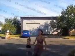 Женщина с ребенком бросается под машины в Белгороде