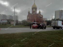 Внедорожник столкнулся с легковушкой возле собора в Кемерове