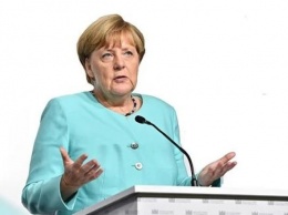 Меркель сообщила о необходимости поддерживать диалог с Россией