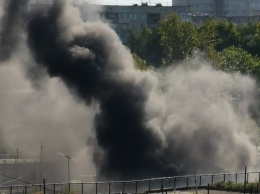 Заброшенные гаражи по очереди загорелись в Барнауле