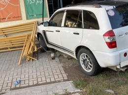 "За кофейком": в Симферополе автомобиль врезался в угол дома, - ФОТО