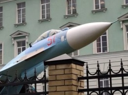 Истребитель «Су-27» покрасили и поставили на постамент около Кадетского училища
