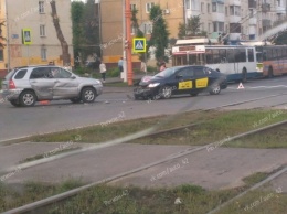 Автомобили столкнулись на перекрестке в центре Кемерова