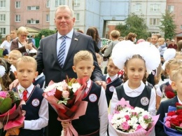 Алтайские депутаты поздравили школьников