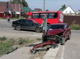 Две легковушки и автобус столкнулись в Барнауле