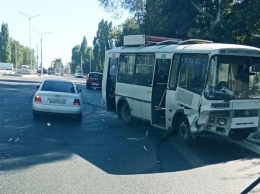 В Белгороде на ремонтируемой улице Щорса столкнулись автобус и легковушка