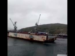 Плавучий док с людьми оторвался от швартовых бочек из-за урагана во Владивостоке