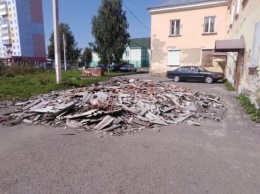 Коммунальщики устроили свалку из черепицы под окнами дома в Кузбассе