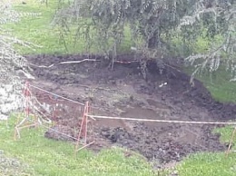Огромная яма с водой в одном из дворов Кемерова возмутила жителей