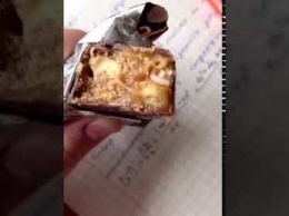 Кузбассовец нашел червя в шоколадном батончике