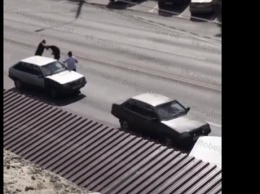 В центре Белгорода два водителя подрались прямо на дороге