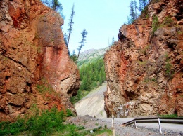 Алтайские дорожники отказались взрывать природный памятник ради расширения трассы