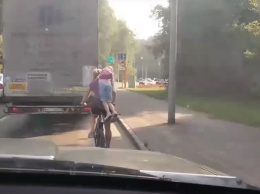Кемеровская велосипедистка получила штраф за перевозку дочери на шее