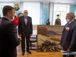 Картину с полувековой историей получил в подарок музей школы №23 в Благовещенске