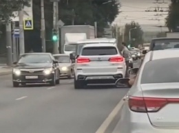 Автомобилист без номеров объехал пробку по встречке в Ростове