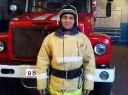 Амурский спасатель вынес из горящей квартиры двух детей