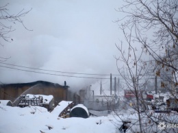 16 спецмашин прибыли на горящий склад стройматериалов в Кемерове