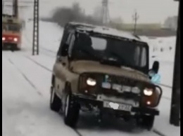 УАЗ в Барнауле прокатился по рельсам «вместо трамвая»