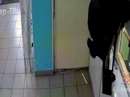 Неудачная попытка ограбления кузбасского ломбарда попала на видео