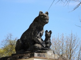Львов у входа в Калининградский зоопарк демонтируют