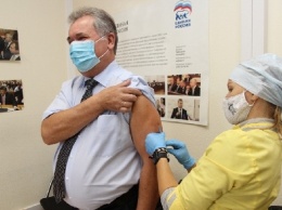 Александр Романенко и депутаты алтайского парламента поставили прививки против гриппа