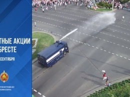 Cиловики использовали водомет против протестующих в Белоруссии