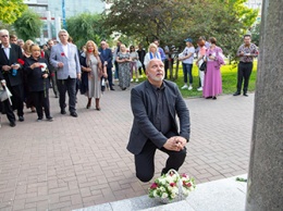 Гости «Амурской осени» возложили цветы к памятнику Приемыхова