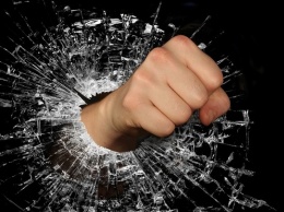 На Алтае пьяная женщина ударила кулаком сотрудника полиции
