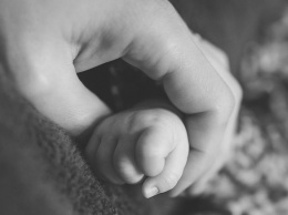 Грудной ребенок умер под пьяной матерью в Новосибирской области