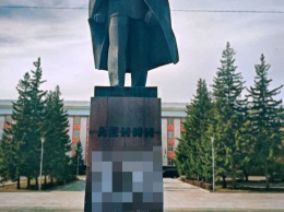 Неизвестная женщина в разгар рабочего дня осквернила памятник Ленина перед зданием алтайского правительства