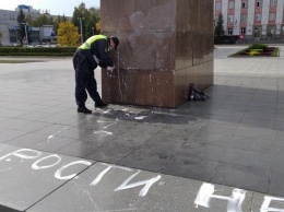 Женщина оставила нецензурную надпись на памятнике Ленину в Барнауле