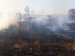 В Старооскольском округе из-за пала травы сгорело два дома и постройки