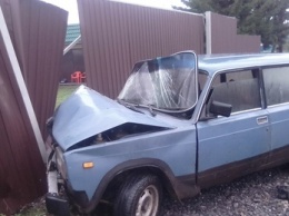 Водитель повредил забор в Кемеровском районе