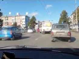 Маршрутка с пассажирами протаранила "КамАЗ" в центре Кемерова
