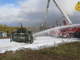 Яркое шоу бронетанковой техники прошло за Новым мостом в Барнауле