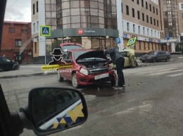 Иномарка снесла дорожный знак после ДТП в Барнауле