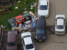 Автомобилисты на несколько суток заблокировали мусорные контейнеры в кемеровском дворе