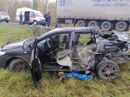 Взрослый и ребенок пострадали при столкновении иномарки с грузовиком в Кузбассе