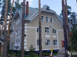 Богатый коттедж с колоннами продают за 50 млн рублей в Барнауле