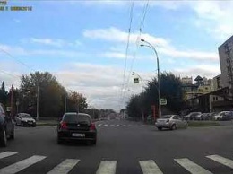 Момент столкновения машин на оживленном перекрестке в Кемерове попал на видео
