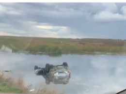 В амурском болоте утонула машина из соседнего региона