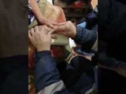 Спасатели сняли на видео освобождение женщины от въевшегося кольца